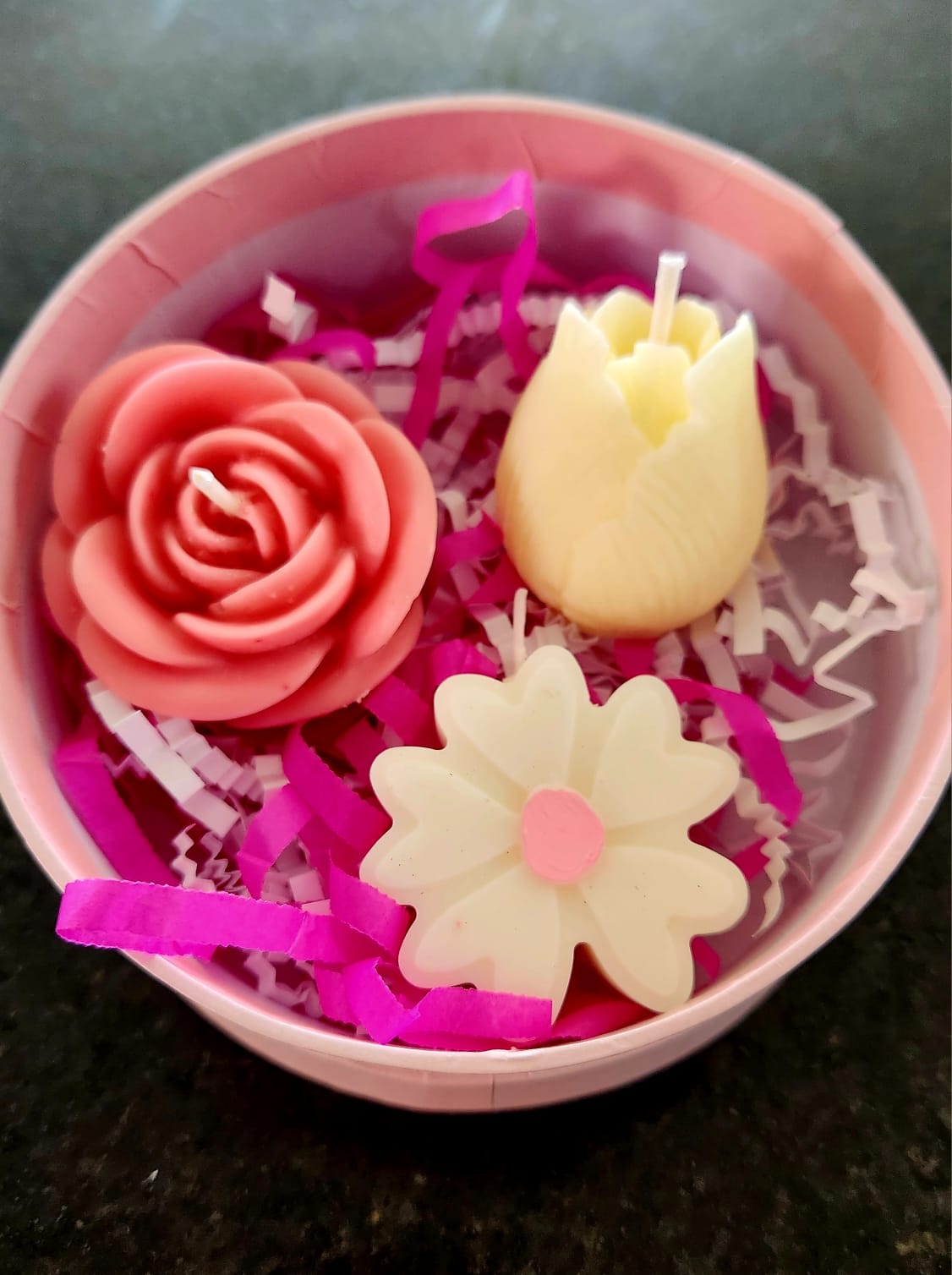 Set floral en caja circular con velas rosa coral tulipán y margarita